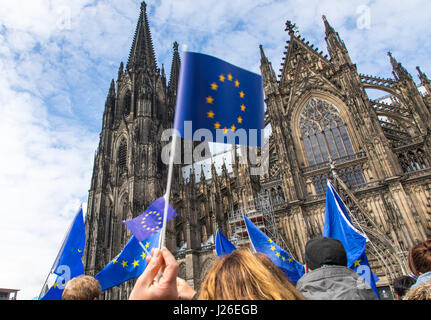 Puls dell'Europa il movimento, un pro-cittadino europeo di sua iniziativa le persone si incontrano ogni domenica pomeriggio in diverse città europee, Colonia, Germania, Foto Stock