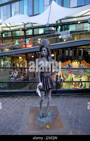 Amy Winehouse statua a Camden Town, Londra, Inghilterra, Regno Unito, Europa Foto Stock