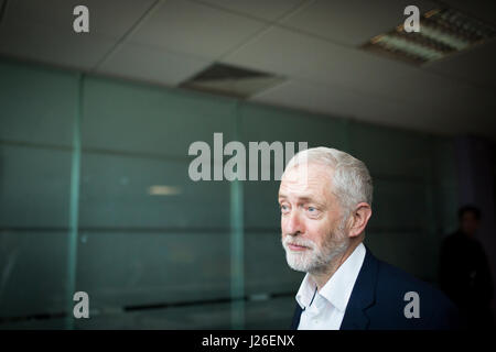 Leader del partito laburista JEREMY CORBYN all unisono uffici, cacce Bank, Manchester oggi (sabato 22/4/17) come parte del partito laburista di elezione generale ca Foto Stock