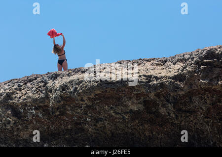 Una donna in un bikini godendo della brezza tropicale di Aruba. Foto Stock