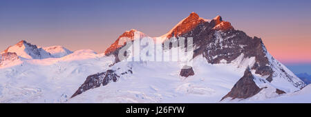 Alba sul picco della Jungfrau da Jungfraujoch in Svizzera su una chiara mattina. Foto Stock