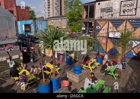 Persone sedersi al bar e ristoranti del Pop Brixton cibo e arte enclave, fatta di contenitori.Brixton,Londra,UK Foto Stock
