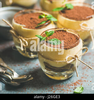 In casa italiana Tiramisù dessert servito in bicchieri individuali, quadrato ritaglia Foto Stock