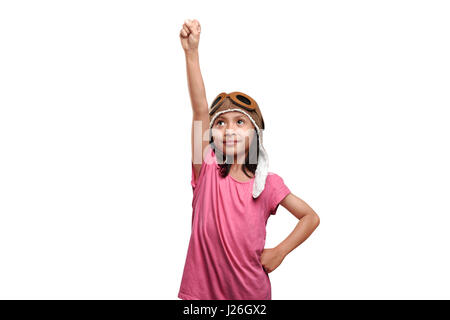 Bella asiatica kid in aviatore casco gioca come un pilota isolate su sfondo bianco Foto Stock