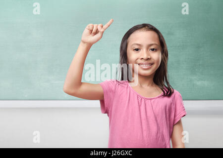 Ritratto di asian bambina pensando e avendo idea in aula Foto Stock