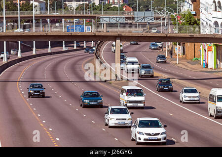 DURBAN, Sud Africa - 16 Aprile 2017: sopra la vista del traffico in entrata e in uscita Central Business District a Durban, Sud Africa Foto Stock