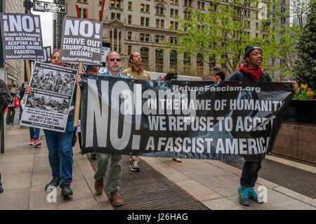 La città di New York, Stati Uniti d'America. 24 Aprile, 2017. Rifiutare il fascismo ha tenuto una conferenza stampa al di fuori del museo del patrimonio ebraico di 36 batteria posto, in New York City; protestando Trump dell amministrazione di minacce e azioni contro seguita da un pacifico corteo per la U.S. Palazzo federale a 26 Federal Plaza, dove i partecipanti hanno tentato di presentare la Adolf Eichmann Award al Department of Homeland Security Segretario John Kelly e Joseph Goebbels Award al procuratore generale di Jeff sessioni. (Foto: Erik Mcgregor/Pacific Stampa) Credito: PACIFIC PRESS/Alamy Live News Foto Stock