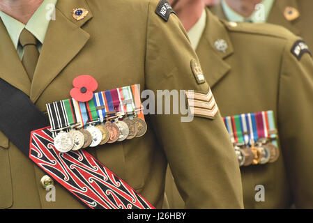 Nuova Zelanda uniformi della fanteria è vestito dalla forza militare per onorare gli eroi caduti durante il mondo Maestri Giochi 2017 Anzac Day commemorazione presso la Queen's Wharf ad Auckland il Apr 25, 2017. (Foto: Shirley Kwok/Pacific Stampa) Foto Stock