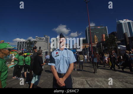 Volo Sargent Sam de Burger prima al mondo Maestri Giochi 2017 Anzac Day commemorazione presso la Queen's Wharf ad Auckland il Apr 25, 2017. (Foto: Shirley Kwok/Pacific Stampa) Foto Stock