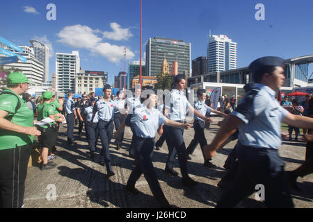 Nuova Zelanda Cadet vigore parade presso il Queen's Wharf prima al mondo Maestri Giochi 2017 Anzac Day commemorazione ad Auckland il Apr 25, 2017. (Foto: Shirley Kwok/Pacific Stampa) Foto Stock