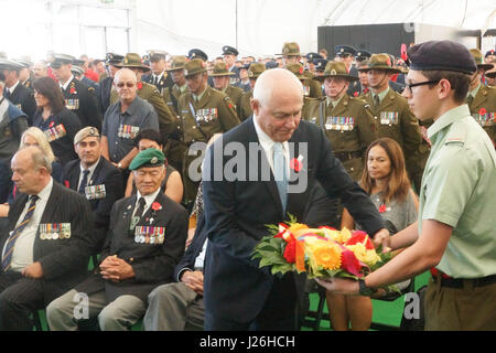 Un personale militare viene consegnata una corona di fiori per essere prevista dopo il mondo Maestri Giochi 2017 Anzac Day commemorazione presso la Queen's Wharf ad Auckland il Apr 25, 2017. (Foto: Shirley Kwok/Pacific Stampa) Foto Stock