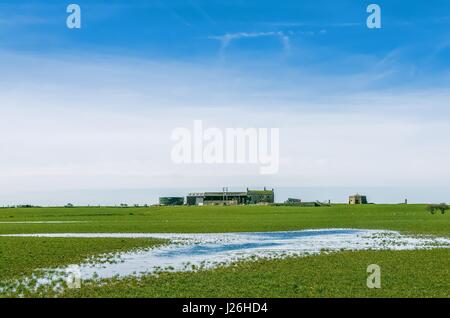 Azienda agricola e Cockersand Abbey con campi allagati. Foto Stock