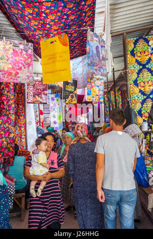 MARGILAN, Uzbekistan - 21 agosto: la folla di gente che cammina attraverso il bazaar Kumtepa. Il mercato è uno dei più grandi nella zona in esecuzione una volta alla settimana. Agost Foto Stock