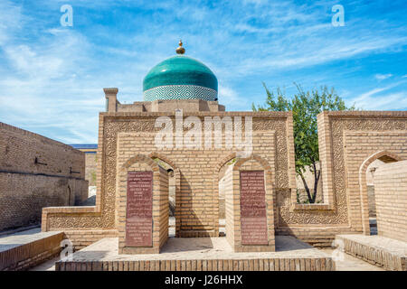 Cupola blu di madrassa dietro la parete, Khiva, Uzbekistan Foto Stock