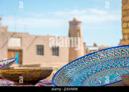 Ceramiche con tradizionali motivi uzbeka Khiva nella città vecchia, Uzbekistan Foto Stock