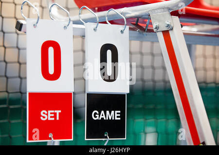 Arbitro sedia con quadro di valutazione su un campo da tennis prima del gioco. Foto Stock