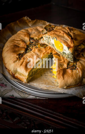 Appena cotto una paqualina tart, eccellente opzione per una sana e un pasto completo. Foto Stock