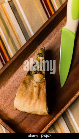 Appena cotto una paqualina tart, eccellente opzione per una sana e un pasto completo. Foto Stock