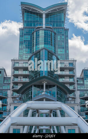 St George Wharf (dall'Vauxhaull barca fluviale pier), appartamenti coperto in vetro verde per imitare il MI6 edificio accanto - Vauxhall, Londra Foto Stock