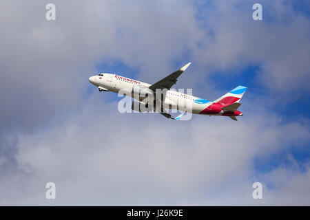Eurowings aereo in volo, Düsseldorf-International aeroporto, Düsseldorf, Renania settentrionale-Vestfalia, Germania Foto Stock