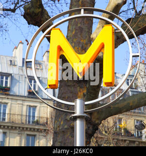 Parigi, Francia - 05 Marzo 2011: Close up di Parigi metro segno Foto Stock