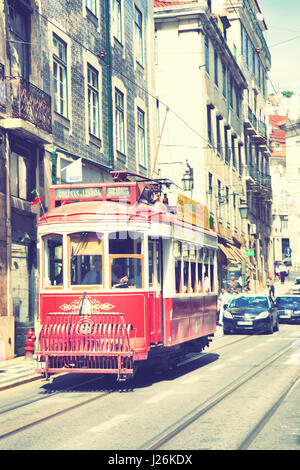 Lisbona, Portogallo - 15 Maggio 2012: il vecchio tram nel centro di Lisbona. Focus sul tram testa di immagine dai toni Foto Stock