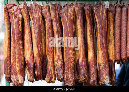 Molto gustosi piatti fatti in casa affumicate Carni essiccate,esposta presso la strada del mercato .messa a fuoco selettiva e piccole profondità di campo Foto Stock