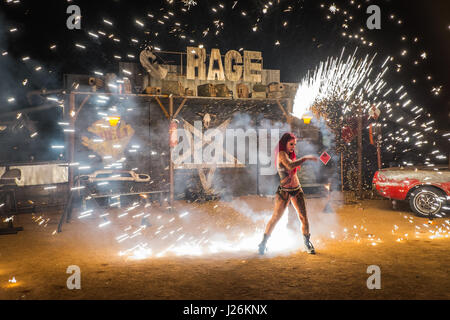 Heavy Metal tifosi frequentare il Hellfest heavy metal e hard rock music festival in Francia occidentale. Clisson - Francia - Giugno 2015. Des fans de musique métal assistent au festival Hellfest dans l'Ouest de la France. Clisson - Francia - juin 2015. Foto Stock