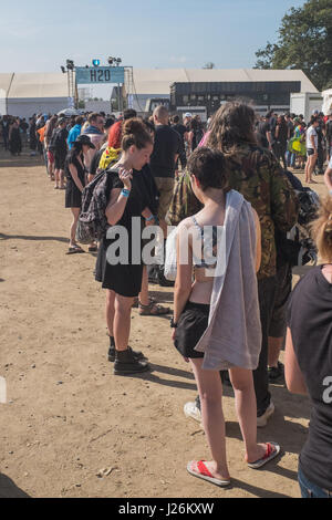 Heavy Metal tifosi frequentare il Hellfest heavy metal e hard rock music festival in Francia occidentale. Clisson - Francia - Giugno 2015. Des fans de musique métal assistent au festival Hellfest dans l'Ouest de la France. Clisson - Francia - juin 2015. Foto Stock