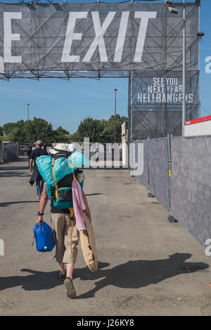 Heavy Metal tifosi frequentare il Hellfest heavy metal e hard rock music festival in Francia occidentale. Clisson - Francia - Giugno 2015. Des fans de musique métal assistent au festival Hellfest dans l'Ouest de la France. Clisson - Francia - juin 2015. Foto Stock