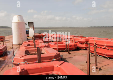 Zattere di salvataggio sul ponte della barca di traghetto tra Belem e Marajo island, nella bocca del fiume Rio delle Amazzoni, Brasile. Foto Stock