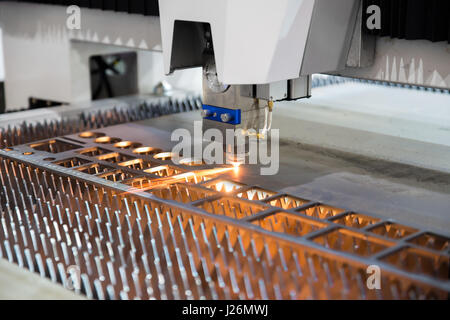 Elevata precisione di gas CNC il taglio di lamiera in lavorazione industria fabbrica. Smart industria fabbrica concetto. Foto Stock