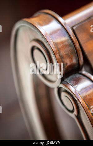 I vecchi mobili realizzati a mano in legno dettaglio poltrona Foto Stock