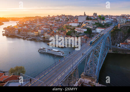 Porto Portogallo, vista al tramonto di una nave da crociera sul fiume Douro passando il ponte Ponte Dom Luis i nel centro di Porto, Portogallo. Foto Stock