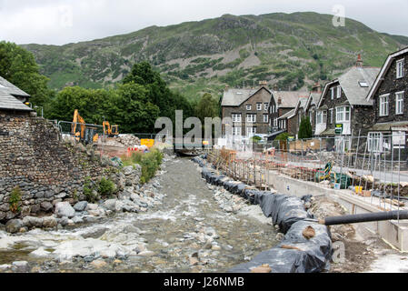 Lavori di ricostruzione lungo le rive del Glenridding Beck nel villaggio di Glenridding nel Lake District, in Gran Bretagna. Foto Stock