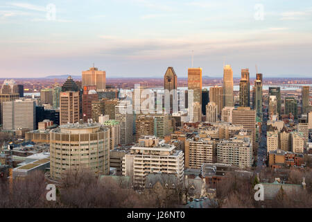 Montreal, Canada - 24 Aprile 2017: Montreal skyline al tramonto dal Belvedere Kondiaronk Foto Stock