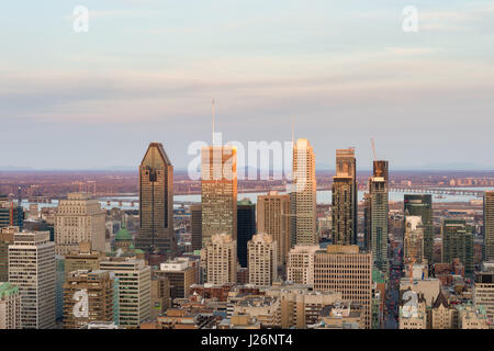 Montreal, Canada - 24 Aprile 2017: Montreal skyline al tramonto dal Belvedere Kondiaronk Foto Stock