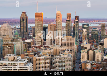 Montreal, Canada - 24 Aprile 2017: Montreal skyline al tramonto dal Belvedere Kondiaronk Foto Stock