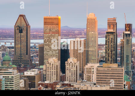 Montreal, Canada - 24 Aprile 2017: Montreal skyline al tramonto dal Belvedere Kondiaronk Foto Stock