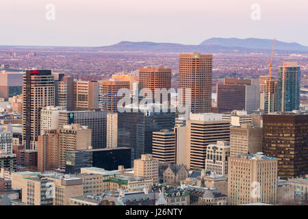 Montreal, Canada - 24 Aprile 2017: Montreal skyline al tramonto dal Belvedere Kondiaronk Foto Stock