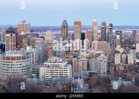 Montreal, Canada - 24 Aprile 2017: Montreal skyline al tramonto dal Belvedere Kondiaronk Foto Stock