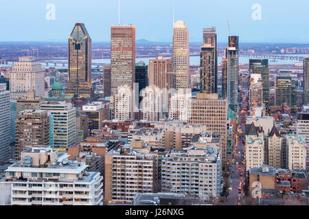 Montreal, Canada - 24 Aprile 2017: Montreal skyline al tramonto dal Belvedere Kondiaronk Foto Stock