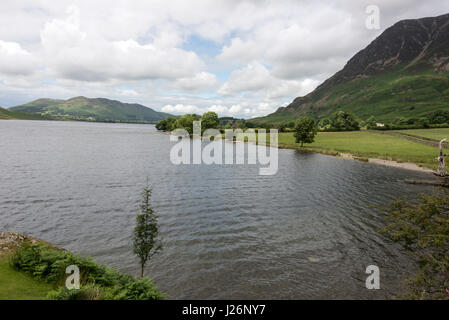 Crummock acqua vicino Buttermere nel distretto del lago, Cumbria, la Gran Bretagna. Foto Stock