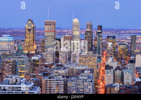 Montreal, Canada - 24 Aprile 2017: Montreal skyline al tramonto dal Belvedere Kondiaronk Foto Stock