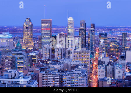 Montreal, Canada - 24 Aprile 2017: Montreal skyline al tramonto dal Belvedere Kondiaronk Foto Stock