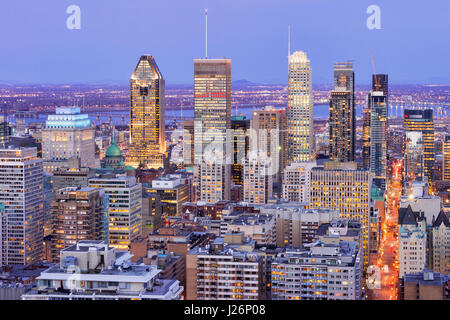 Montreal, Canada - 24 Aprile 2017: Montreal skyline al tramonto dal Belvedere Kondiaronk Foto Stock