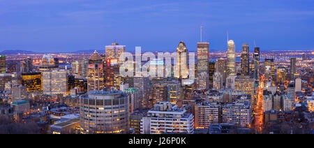 Montreal, Canada - 24 Aprile 2017: Montreal skyline al tramonto dal Belvedere Kondiaronk Foto Stock