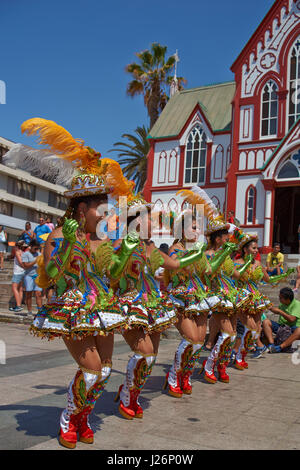 Morenada il gruppo di musica da ballo vestito in costumi ornati di eseguire durante la street parade presso l annuale Carnaval Andino con la Fuerza del Sol a Arica Foto Stock