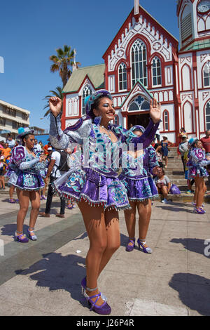 Elementi femmina di un Caporales il gruppo di musica da ballo in costumi ornati di eseguire l'annuale Carnaval Andino con la Fuerza del Sol a Arica, Cile. Foto Stock