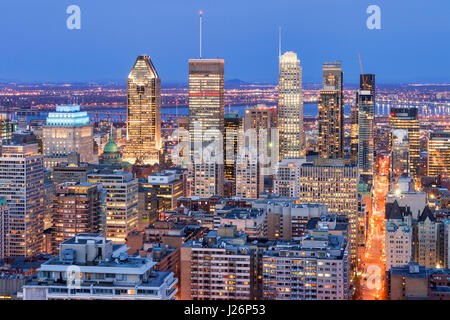 Montreal, Canada - 24 Aprile 2017: Montreal skyline al tramonto dal Belvedere Kondiaronk Foto Stock